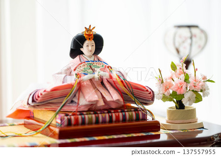 Hina dolls (female dolls) / Traditional Japanese event of Hinamatsuri (Girls' Day) Hina dolls (female dolls) / Traditional Japanese event of Hinamatsuri (Girls' Day) 137557955