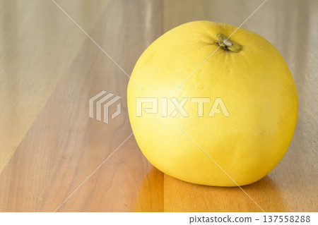 The world's largest citrus fruit, "Banpeiyu" (product photography) 137558288