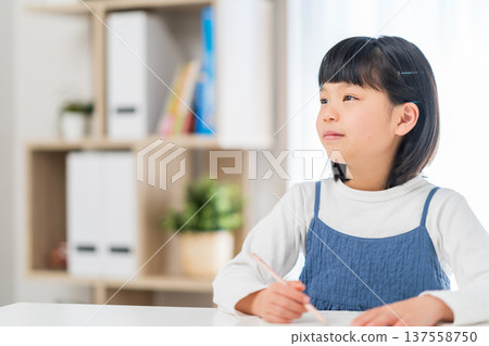 在家學習的小學生。 137558750