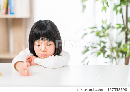 An elementary school girl who doesn't want to study. 137558798