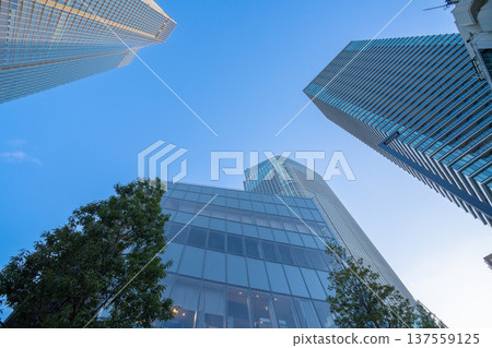 Redevelopment area in Minato Ward, Tokyo: Skyscrapers and office buildings towering into the blue sky Redevelopment area in Minato Ward, Tokyo: Skyscrapers and office buildings towering into the blue sky 137559125