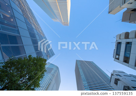 東京港區重建區:摩天大樓及辦公大樓直插藍天。 東京港區重建區:摩天大樓及辦公大樓直插藍天。 137559135