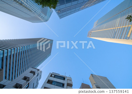 東京港區重建區:摩天大樓及辦公大樓直插藍天。 東京港區重建區:摩天大樓及辦公大樓直插藍天。 137559141