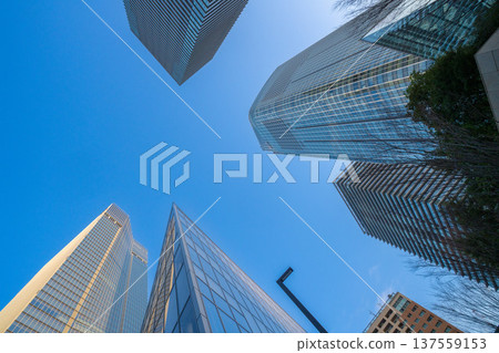 東京港區重建區：摩天大樓及辦公大樓直插藍天。 137559153