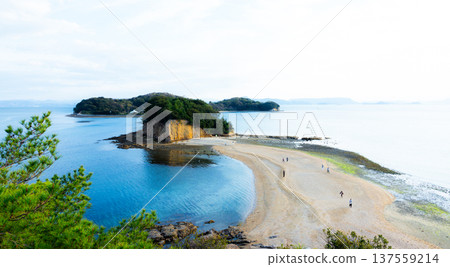 這是香川縣小豆島的旅遊景點「天使之路」的景色。 這是香川縣小豆島的旅遊景點「天使之路」的景色。 137559214