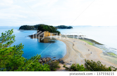 這是香川縣小豆島的旅遊景點「天使之路」的景色。 137559215