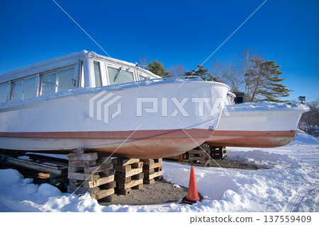 Onuma in winter, clear blue skies and white earth 137559409