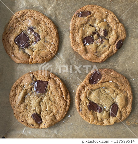 Freshly baked cookies with a golden-brown finish and chocolate chips. Perfectly crisp on the edges with a soft center, offering a delicious, comforting treat for any occasion. Freshly baked cookies with a golden-brown finish and chocolate chips. Perfectly crisp on the edges with a soft center, offering a delicious, comforting treat for any occasion. 137559514