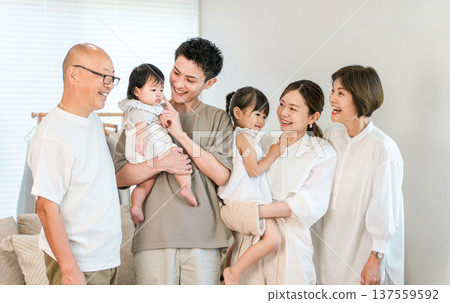 三代同堂的家庭站在自家客廳。 137559592
