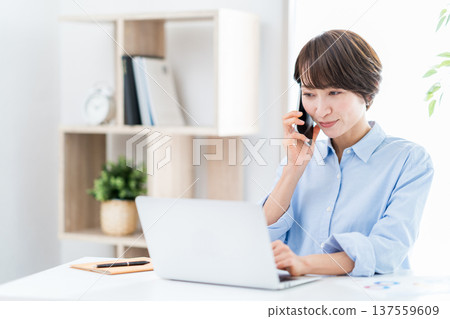 一名從事遠程工作的中年婦女。 137559609