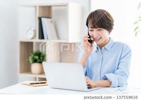 一名從事遠程工作的中年婦女。 137559610