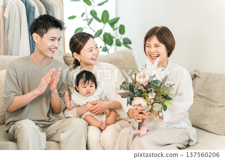 孫女和三代家人在敬老日或生日當天向祖母獻花 孫女和三代家人在敬老日或生日當天向祖母獻花 137560206