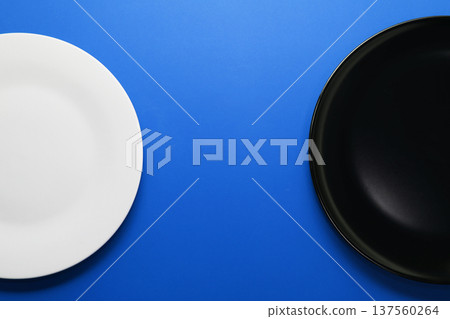盤子和留白_藍色背景 盤子和留白_藍色背景 137560264