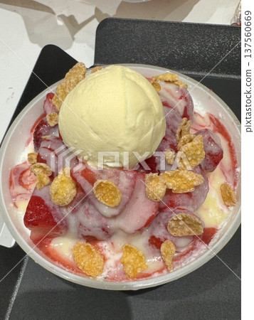 Soft and fluffy strawberry bingsu with finely shaved ice, sweet strawberry syrup, and fresh strawberry slices. A refreshing and delightful Korean dessert, perfect for a cool and fruity treat. 137560669