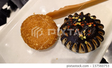 咖哩麵包和甜甜圈 咖哩麵包和甜甜圈 137560753