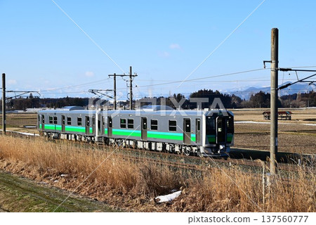 清晨的東北本線。新型HB-E220系列柴油動車組。 137560777