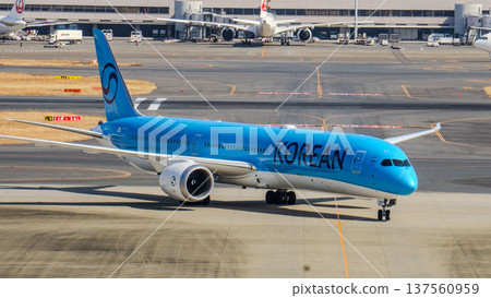 一架藍色的大韓航空客機正在跑道上滑行 137560959