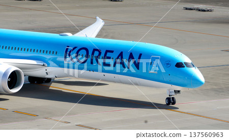 大韓航空的飛機標誌和駕駛艙特寫 大韓航空的飛機標誌和駕駛艙特寫 137560963