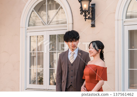 婚禮招待會、慶功宴、新郎新娘身著彩色婚紗、盛裝打扮的夫婦、富人、富人 婚禮招待會、慶功宴、新郎新娘身著彩色婚紗、盛裝打扮的夫婦、富人、富人 137561462