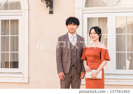 婚禮招待會、慶功宴、新郎新娘身著彩色婚紗、盛裝打扮的夫婦、富人、富人 137561463