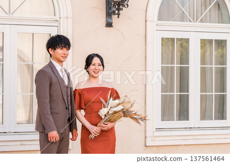 婚禮招待會、慶功宴、新郎新娘身著彩色婚紗、盛裝打扮的夫婦、富人、富人 婚禮招待會、慶功宴、新郎新娘身著彩色婚紗、盛裝打扮的夫婦、富人、富人 137561464