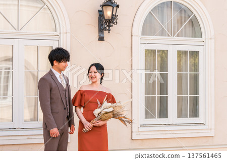 婚禮招待會、慶功宴、新郎新娘身著彩色婚紗、盛裝打扮的夫婦、富人、富人 婚禮招待會、慶功宴、新郎新娘身著彩色婚紗、盛裝打扮的夫婦、富人、富人 137561465