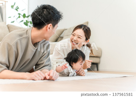 父母和孩子在客廳休息,家庭(育兒,育兒,家庭) 父母和孩子在客廳休息,家庭(育兒,育兒,家庭) 137561581