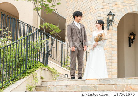 一對新人在婚禮場地、教堂或教堂前拍攝婚紗照 一對新人在婚禮場地、教堂或教堂前拍攝婚紗照 137561679