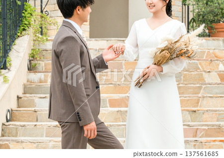 新娘和新郎在婚禮儀式上走下教堂的樓梯（新娘、婚禮、招待會） 137561685