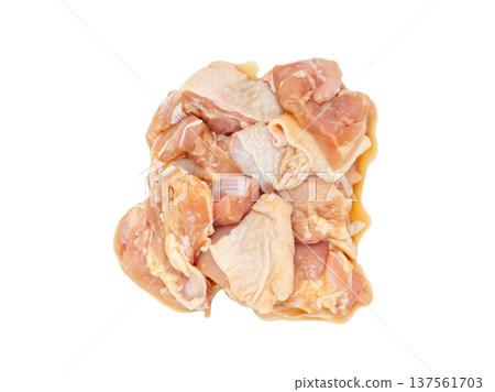 Preparation for deep-fried chicken with plenty of garlic, seasoned chicken [white background, cutout] 137561703