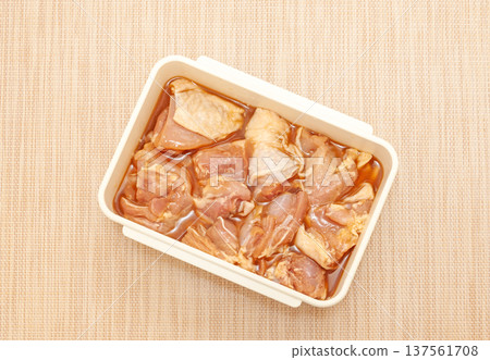 Preparation for fried chicken, seasoned and packed in a Tupperware Preparation for fried chicken, seasoned and packed in a Tupperware 137561708