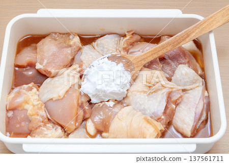 炸雞、調味料和麵粉塗層 137561711