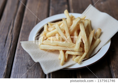 盤子裡盛著細切薯條 盤子裡盛著細切薯條 137561746