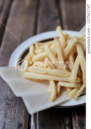 盤子裡盛著細切薯條 137561747