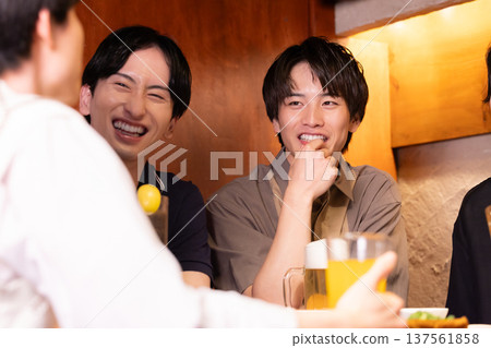 Drinking party: Young people enjoying a drinking party at an izakaya Drinking party: Young people enjoying a drinking party at an izakaya 137561858