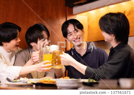 飲酒聚會：年輕人在居酒屋舉杯暢飲。 137561871