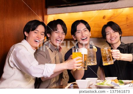 飲酒聚會：年輕人在居酒屋舉杯暢飲。 137561873