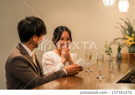 一名男子在酒吧櫃檯向一位毫不知情的女子突然求婚。 137561878