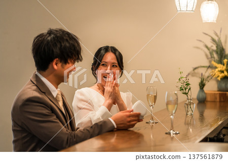 一名男子在酒吧櫃檯向一位毫不知情的女子突然求婚。 137561879