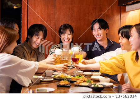 飲酒會:男女用各種飲料敬酒 飲酒會:男女用各種飲料敬酒 137562034