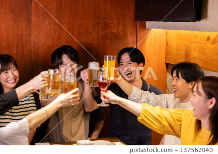 Drinking party: Men and women toasting with various drinks Drinking party: Men and women toasting with various drinks 137562040