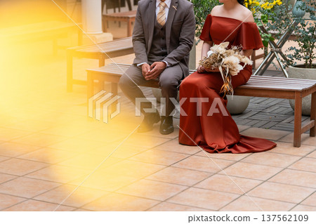 一對穿著禮服的夫婦坐在椅子上,已婚夫婦,新郎新娘,盛裝打扮的夫婦,百萬富翁,富有的 一對穿著禮服的夫婦坐在椅子上,已婚夫婦,新郎新娘,盛裝打扮的夫婦,百萬富翁,富有的 137562109