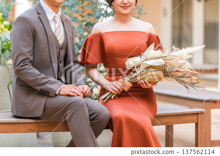 一對穿著禮服的夫婦坐在椅子上,已婚夫婦,新郎新娘,盛裝打扮的夫婦,百萬富翁,富有的 一對穿著禮服的夫婦坐在椅子上,已婚夫婦,新郎新娘,盛裝打扮的夫婦,百萬富翁,富有的 137562114