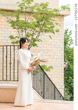 婚禮場地,教堂裡的乾燥花,身穿婚紗、手捧花環的新娘,新娘 婚禮場地,教堂裡的乾燥花,身穿婚紗、手捧花環的新娘,新娘 137562176