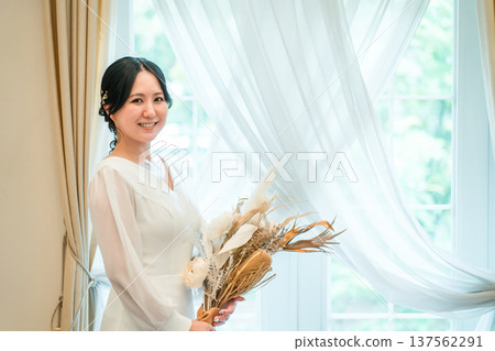 婚禮大廳，宴會廳裡的乾燥花，身著婚紗、手持花環的新娘，新娘 137562291