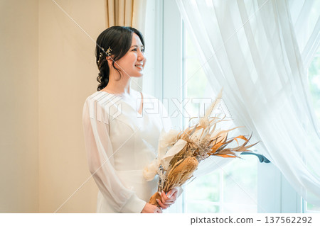 婚禮大廳，宴會廳裡的乾燥花，身著婚紗、手持花環的新娘，新娘 137562292
