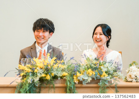 新郎新娘在婚宴的高砂席上聆聽問候 137562483