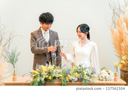 新娘和新郎在婚宴上敬酒(香檳、酒精、飲酒) 新娘和新郎在婚宴上敬酒(香檳、酒精、飲酒) 137562504