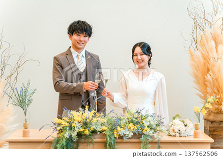 新娘和新郎在婚宴上敬酒(香檳、酒精、飲酒) 新娘和新郎在婚宴上敬酒(香檳、酒精、飲酒) 137562506