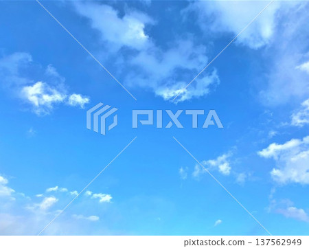 白雲在藍天中飄散 背景素材 留白 137562949